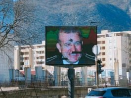 U Mostaru razbijen displej sa porukama podrške generalu Armije RBiH Atifu Dudakoviću