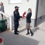 Pripadnici stanice policije u Petnjici su danas povodom 8.marta dijelili ruže