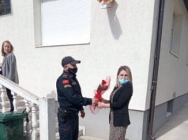 Pripadnici stanice policije u Petnjici su danas povodom 8.marta dijelili ruže