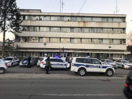 Policajci spavali dok je Pazarac divljao i palio automobil