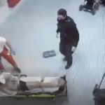 Njemačka: Pogledajte kako bolničar brutalno udara svezanog Sirijca dok policajci samo gledaju (Video)