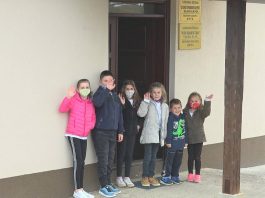 Škola u selu Hrta u Prijepolju s pet učenika, učiteljicom, vjeroučiteljem i domarom