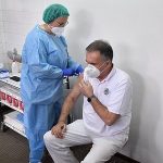 Počela vakcinacija protiv korone u Sarajevu: Ednan Drljević prvi primio vakcinu