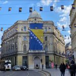 Postavljena velika zastava BiH na zgradi Vječne vatre
