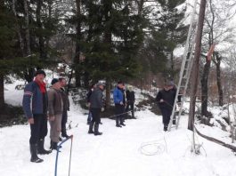 Oko 20-tak mještana MZ Tucanje samoinicijativno su se organizovali kako bi dotrajalu niskonaponusku mrežu sanirali i tako sebi obezbijedili struju