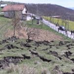 U selu Sitniče klizište preseklo put (Video)