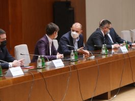 Krizni štab popušta mjere: Đaci se vraćaju u klupe, od ponedjeljka rade tržni centri