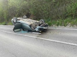 Saobraćajna nezgoda kod Bijelog Polja, automobil završio na krovu (FOTO)
