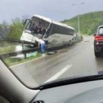 STRAVIČAN UDES NA AUTOPUTU: Djevojka iz autobusa na liniji Beograd-Novi Pazar skočila kroz prozor