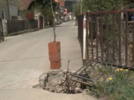 UMALO IZBJEGNUTA TRAGEDIJA U TUTINU: Dječak upao biciklom u rupu na mostu (Video)