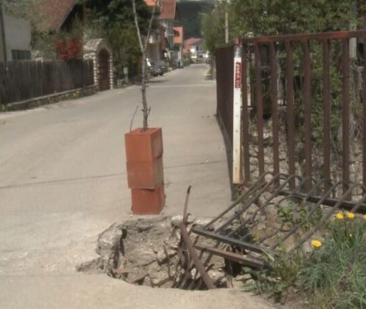 UMALO IZBJEGNUTA TRAGEDIJA U TUTINU: Dječak upao biciklom u rupu na mostu (Video)