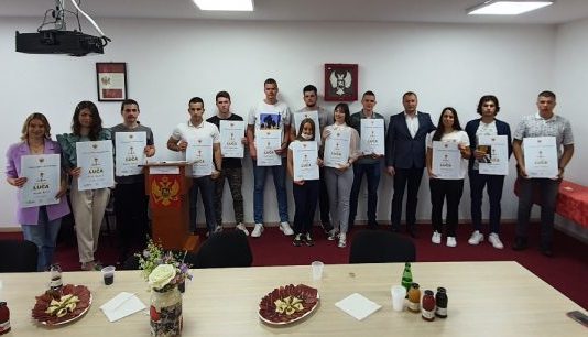 U srednjoj elektro-ekonomskoj školi uručene diplome „Luča“, đak generacije Marija Gajević (video)