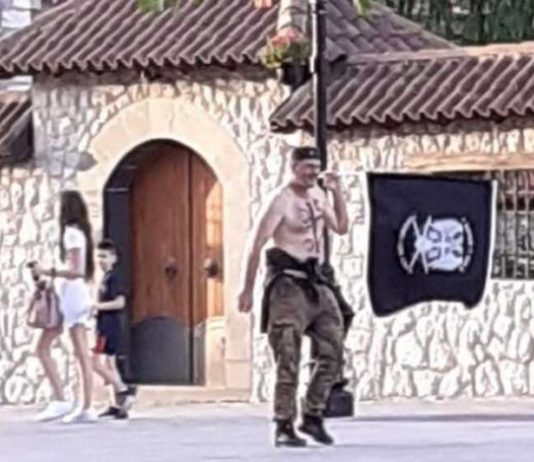 Pljevlja – Defile sa četničkom zastavom pored Husein-pašine džamije