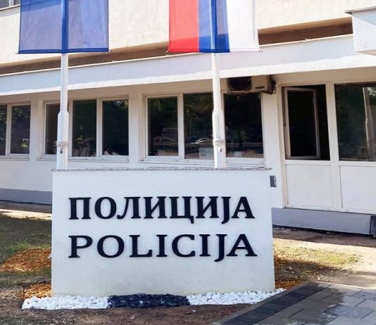 Natpisi na zgradi Policijske uprave i na latinici