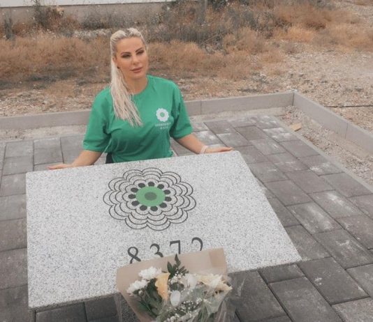 Duda Balje zajedno sa saradnicima u Peći otkrila spomen ploču u čast žrtava genocida u Srebrenici
