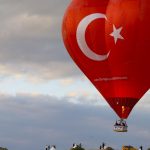 Turska: Crveni balon u obliku srca sa simbolima turske zastave nad Kapadokyom