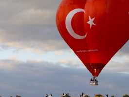 Turska: Crveni balon u obliku srca sa simbolima turske zastave nad Kapadokyom