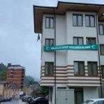 Nakon što je načelnik Srebrenice Grujičić naredio skidanje bannera, Bošnjaci Srebrenice ih sada postavljaju po čitavom gradu!