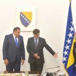 Dodik prilikom fotografisanja odbio stati pored zastave BiH