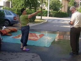 Komunalni redari kaznili ženu u Hrasnici zbog pranja ćilima na ulici