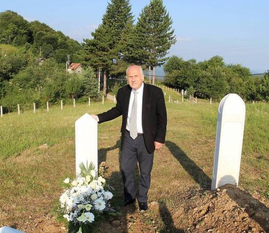 Valentin Inzko posjetio mezar Hatidže Mehmedović: To je najsnažnija osoba koju sam upoznao