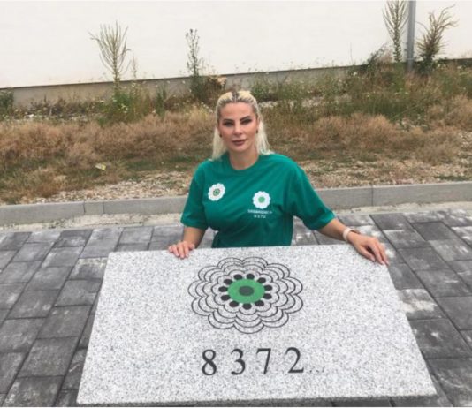 Duda Balje u Peći otkrila spomen-ploču u čast žrtava genocida u Srebrenici