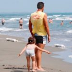 TRAGEDIJA NA MALOJ PLAŽI U ULCINJU – Novopazarac ušao u vodu i preselio – iza sebe ostavio dvoje djece