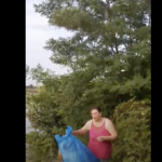 Dođu u Bosnu pa se bahate: Ogorčeni mještanin u Jelahu natjerao dijasporce da pokupe smeće koje su bacili u Usoru