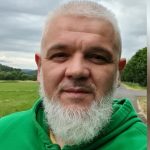 Novinaru iz Sjenice se POGORŠALO STANJE pošto su ga teško ranili pred ženom i djecom! Prije napada dobijao je prijetnje: “SUMNJA SE U POLITIČKU POZADINU”