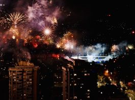 Manijaci nezapamćenim vatrometom zapalili nebo iznad Sarajeva za Željin 100. rođendan