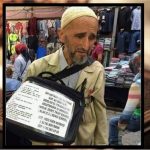 Turski starac muhafiz, ide od kuće do kuće tražeći one koji žele učiti Kur'an