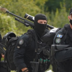 (VIDEO) Građani srpske nacionalnosti ismijavaju i provociraju pripadnike kosovske jedinice Rosu: Glupane, ne stavljaju se dva okvira