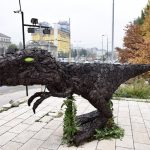 Skulptura dinosaura od ćumura u centru Sarajeva upozorava: Želite li izumrijeti?