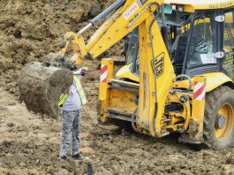 Teška nesreća kod Tutina: Bager pao na radnika, muškarac preminuo na licu mesta