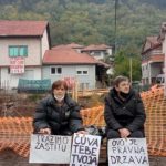 Prijepolje – ŠTRAJKUJU GLAĐU ZBOG ZIDANJA ZGRADE U KOMŠILUKU: Tvrde da će ostati u mraku, a investitor ima svoju stranu priče