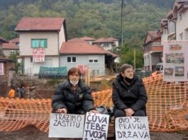 Prijepolje – ŠTRAJKUJU GLAĐU ZBOG ZIDANJA ZGRADE U KOMŠILUKU: Tvrde da će ostati u mraku, a investitor ima svoju stranu priče