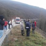 Automobil sleteo sa litice na obalu lima: Vatrogasci pokušavaju da izvuku vozača, hitna pomoć na terenu (foto)