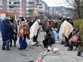 Rudari ogrnuti ćebadima i okupljeni oko vatre dočekali jutro ispred Vlade FBiH