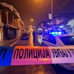 POLICIJA NA TRAGU NAPADAČU – Iz vozila u pokretu ispalio četiri metka, uhapšen ranjeni muškarac