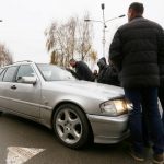 Deseci okupljenih na protestu – Vozač „mercedesa“ pokušao da probije blokadu
