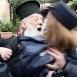 Pravoslavni sveštenik verbalno napao papu u Grčkoj, policija ga morala obuzdati