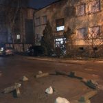 Mještani Novog Pazara samoinicijativno zabetonirali rupu: Vozilima nemoguće zaobići ih na putu