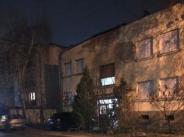 Mještani Novog Pazara samoinicijativno zabetonirali rupu: Vozilima nemoguće zaobići ih na putu