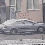 Osvanuo grafit “Ratko Mladić” na zgradi u Pljevljima