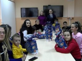 Mališanima poklon paketići