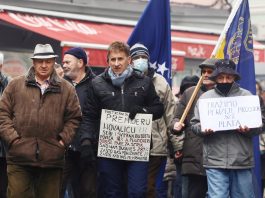 Penzioneri protestovali u Tuzli: Kriminalna vlast dovela nas je na rub propasti