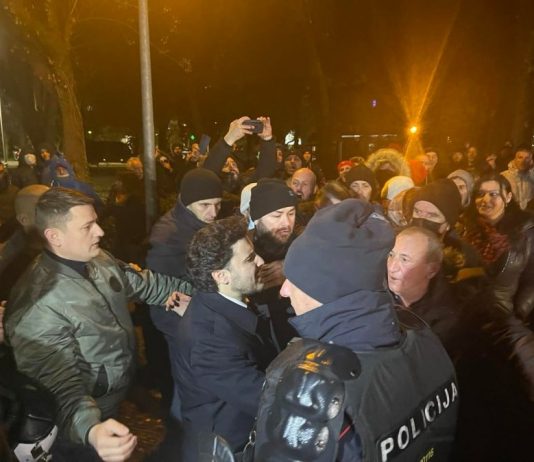 Abazović se ispred RTCG-a suočio sa narodom i poručio: Mi nismo izdajnici (VIDEO)