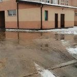 Novi Pazar: Roditelji djecu vode u vrtić neasfaltiranim putem kroz blato i snijeg