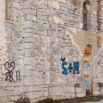 Na zidovima crkve kod Bihaća ispisani grafiti