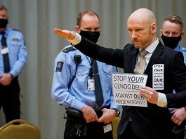 Masovni ubica Anders Breivik suđenje započeo nacističkim pozdravom i rasističkim simbolima